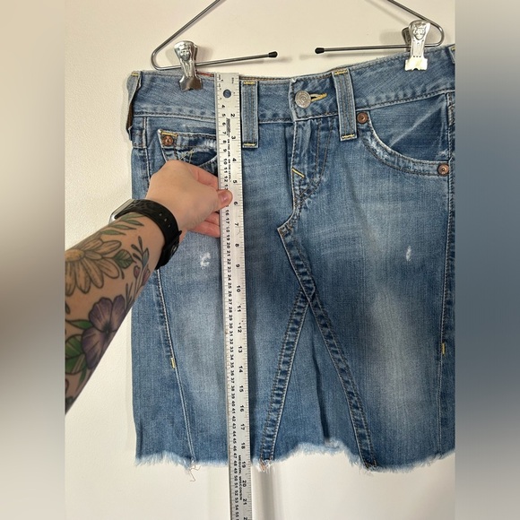 True Religion Jean Skirt Mini ABBY Women Sz 25 Minor Distressing Raw Hem EUC USA - Picture 4 of 8